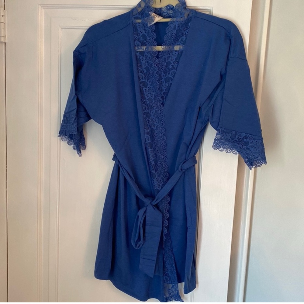 Chic Blue Lace Accent Women's Robe